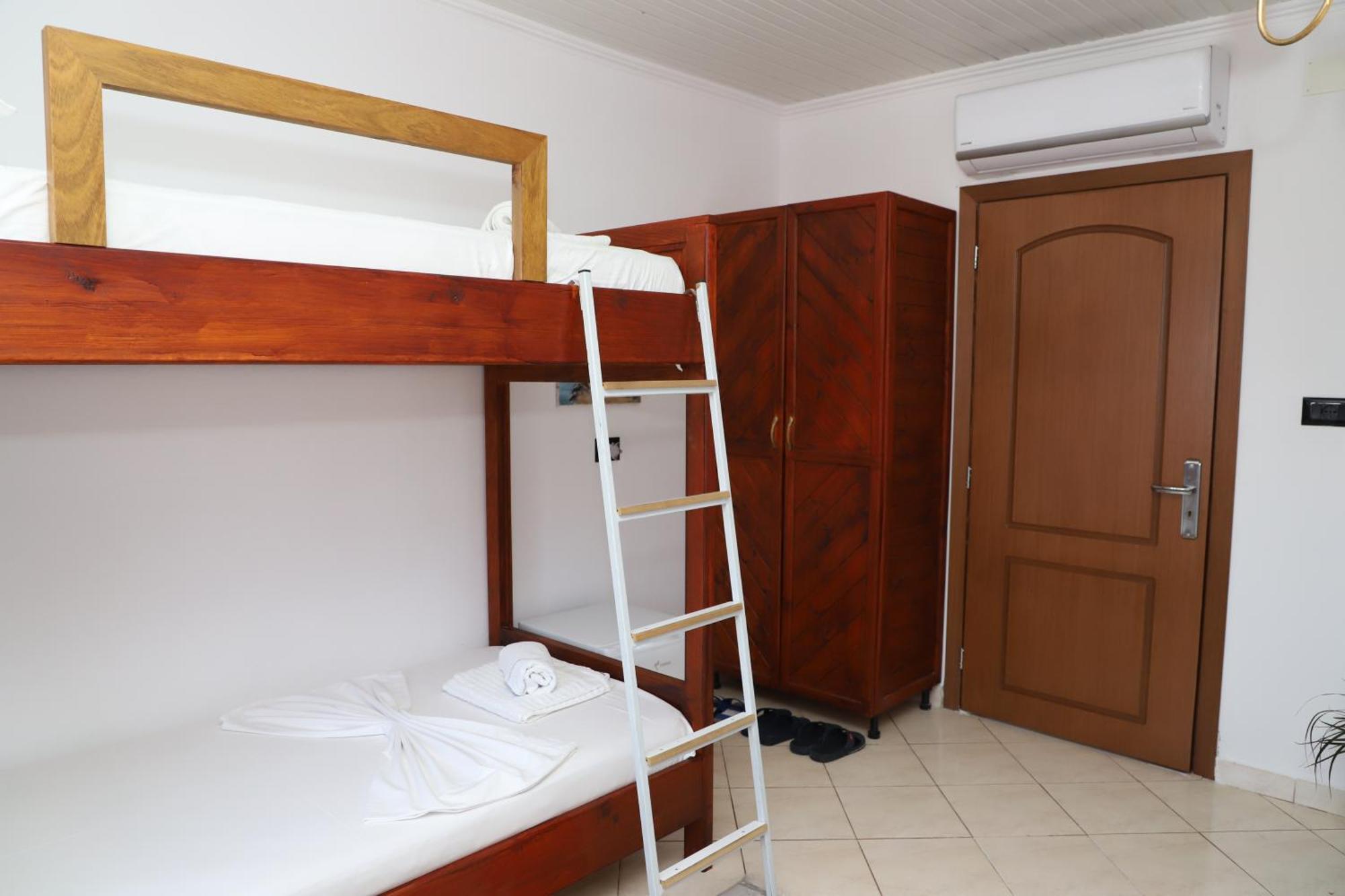 Guest House Lion Berat Exterior foto
