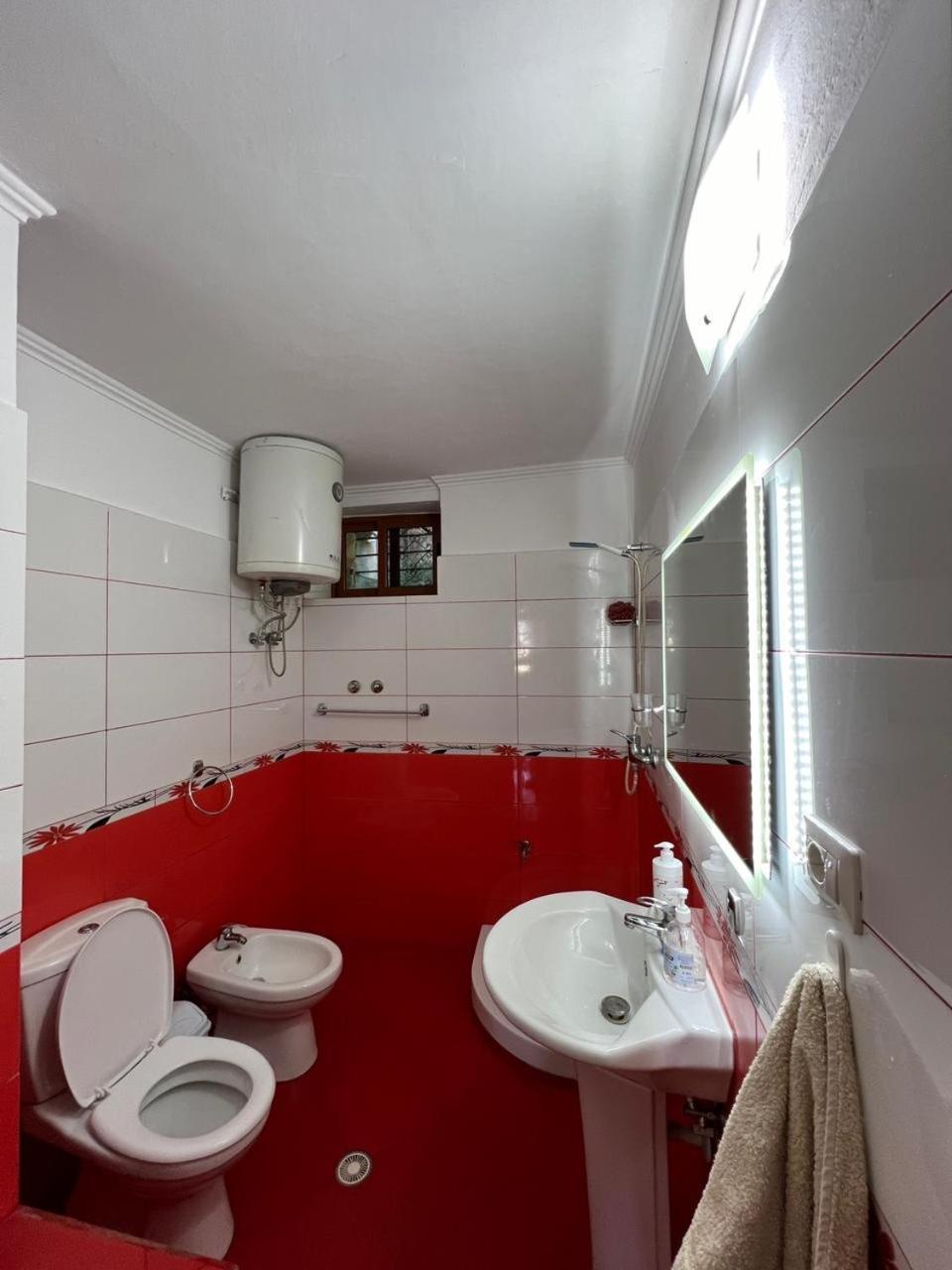 Guest House Lion Berat Exterior foto
